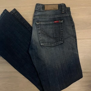 Low Waist jeans - Snygga bootcut jeans från ONLY. Jeansen har låg midja och har en snygg mörkblå färg. Säljer då de inte passar mig längre. Storlek 36/32 skulle säga att det är storlek S. Midjemått är 37 tvärs över och innerbenslängd 76 cm.