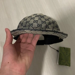 Gucci keps navy blue - Helt ny & oanvänd 10/10 skick, Storlek M. Fråga inte om byten kommer inte ske, eller skambud!! 