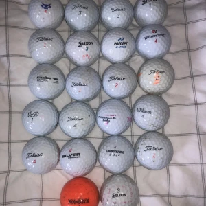golfbollar 40 stycken - Det här är en samling av olika golfbollar från märken som Titleist, Srixon, Wilson, Bridgestone och fler. Perfekt för dig som vill fylla på golfbagen med blandade bollar till ett bra pris.