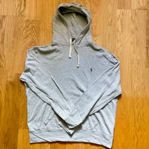 Ralph Lauren hoodie - Ralph lauren hoodie | L | Skick: 8/10 materialet är tunt | frakten sker på köparens bekostnad via Instabox eller PostNord! | Hör av dig vid frågor eller funderingar!
