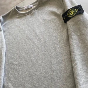 Grå sweatshirt från Stone Island -  Snygg Stone Island sweatshirt i toppskick säljes! Inga defekter, sparsamt använd. Skick 9/10 Passar perfekt som en S/M. Grym passform och stilren design. Priset kan diskuteras vid snabb affär! Hör av dig om du vill ha mer info eller bilder! 🙌🤝 
