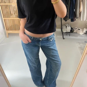 Blåa wide low waist jeans - Säljer ett par blåa jeans med låg midja och breda ben. Jeansen har klassisk femficksdesign och är tillverkade i denim. Perfekta för en avslappnad och trendig look. Använda ett fåtal gånger!❤️