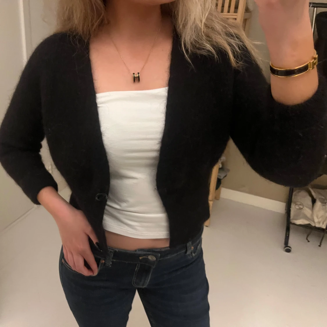 Svart stickad kofta med knappar - 1