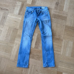 Ljusblå raka jeans från g-star - Jeans med ljus tvätt från g-star i mycket bra skick