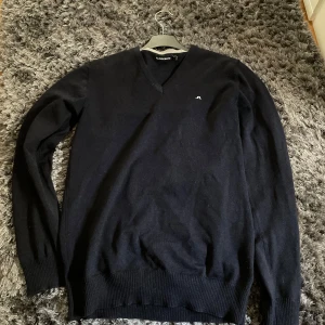 J.Lindeberg tröja - Marinblå tröja från J.Lindeberg.