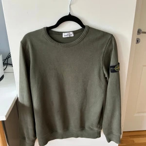 Stone island - Säljer denna feta gröna stone island tröjan till ett pris av bara 600kr pris kan diskuteras, denna tröja passar perfekt till dig som är runt 165-170 lång📏. Kom till Dm om fler frågor, bilder och pris 