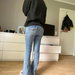 True religon jeans - Säljer ett par ljusblå jeans från True Religion. Modellen är bootcut med låg midja och sitter bra! Säljer då dom inte kommer till användning nästan aldrig använda! Nypris 1700kr