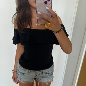 Offshoulder volangtopp  - Så fin svart offshoulder volangtopp! Jag är 168 och det är mina bilder, köp via köp nu direkt eller Swish, kvar tills markerad som såld 💖