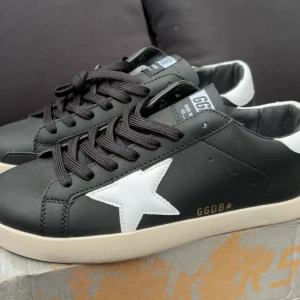 Svarta golden goose  - Säljer ett par helt oanvända skor, dessa skor ligger på storlek 41. Säljer dessa pga av passform 