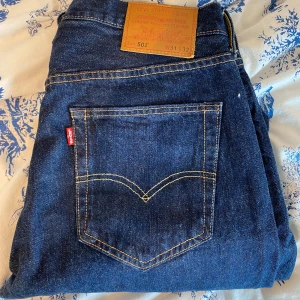 Levi's 501 straight ( W31 L32 )  - Klassiska Levi's 501 jeans i mörkblå ( straight ). Jeansen är helt nya, aldrig burna. Priset som är angivet, är det som gäller :)