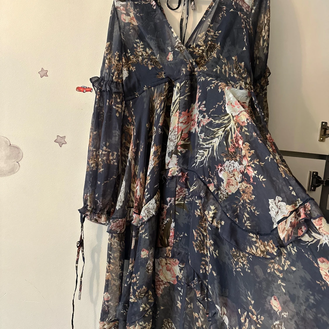 Blommig långklänning med volanger - 3