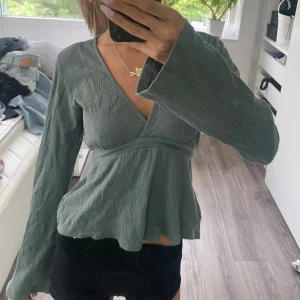 Grön tie topp - Superfin grön tie topp från Gina.