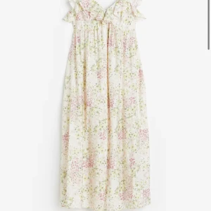 Sommarklänning - Super fin klänning från HM, använd 3 gånger. Köpte klänningen i Storlek L men har sytt om den, skulle säga att den sitter mer som S nu☺️Klänningen är creme vit med blommigt mönster