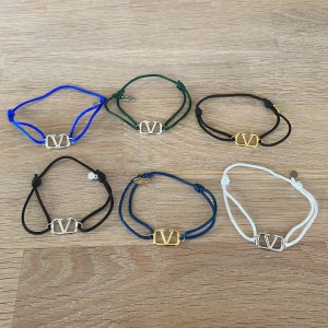 Valentino armband  - Säljer dessa extremt snygga valentino armband som är ritkigt unika i färgerna, priset är för styck, bara höra av sig vid funderingar !