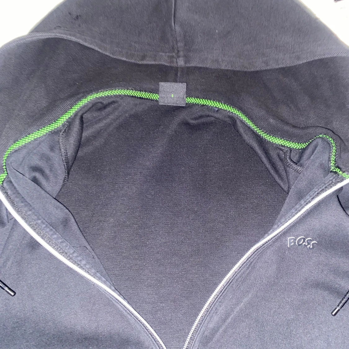 Svart hoodie från BOSS med dragkedja - 2