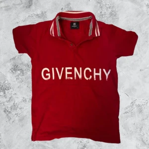 Givenchy pike - Bra skick förutom texten som är lite urtvättad, de med att bokstäverna är typ faded är design. Är i L men passar mer som M, kom DM för mer information 