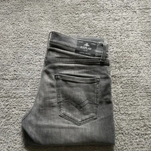 Grå Replay jeans - Säljer ett par feta Replay jeans som är färgen grå och dom är i väldigt bra skick och är använda fåtal gånger! Det står att man måste vara 158 men jag är 170 och dom är lite för långa för mig men de går att vika in dom! Säljer dom för att jag aldrig använder dom och dom skulle passa riktigt bra nu till sommaren! Hör av er vid frågor om pris kan diskuteras!?