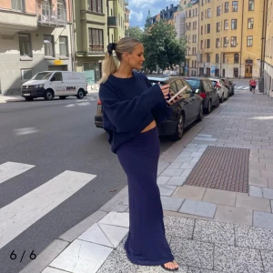 Mörkblå långkjol i mjukt material - Säljer en stilren mörkblå långkjol med figurnära passform. Kjolen har en enkel och clean design utan mönster eller detaljer. Superskön och passar året runt! Har en likadan i svart på min profil.