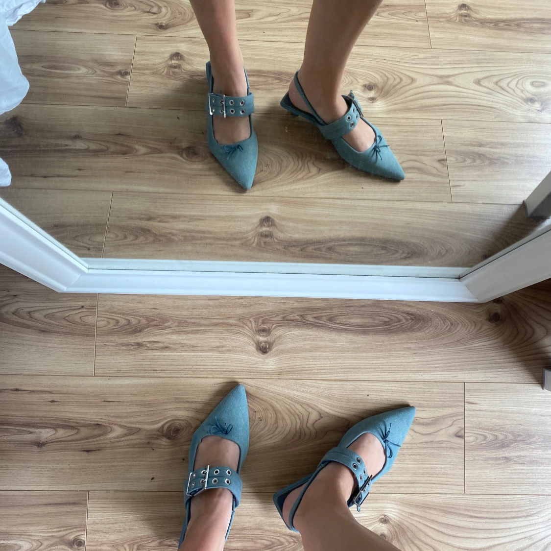 Blå klackskor med spetsig tå