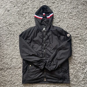 Moncler windbreaker - En helt ny moncler windbreaker. Använd några fåtal gånger men inga defekter och ser helt ny ut.