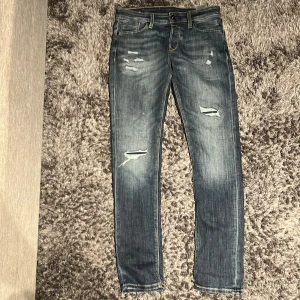 Jack Jones jeans  - Säljer ett par riktigt feta jeans från Jack & Jones med modellen slim Glenn. Storleken är 28/32. Just dem hör jeansen är slut nästan överallt. Använda ett fåtal gånger. Hör av dig vid funderingar. Kom gärna med prisförslag och frågor. 