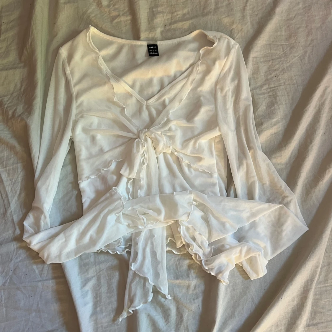 Vit omlottopp med volang från Shein
