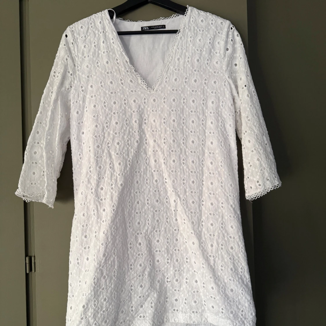 Vit broderad klänning från Zara - 1