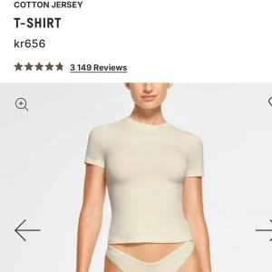 Skims t shirt - Cotton jersey t shirt från Skims storlek s, endast testad denna har aldrig kommit till användning. Sitter som en smäck dock! Färgen bone