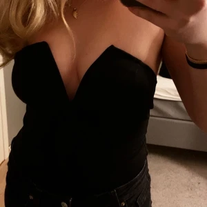 Body med detalj över bröstet - Jättecool body som passar perfekt till fest! Minns tyvärr inte märket..