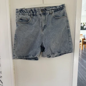 Blåa jeansshorts från Grunt - Snygga blå shorts från Grunt i klassisk jeansmodell. De har hög midja med resår, fem fickor och bälteshällor. Använda fåtal gånger och inga defekter. Midjemåttet: 35cm men om man stretchar ut de till max är midjemåttet: 42-43cm rakt över. Läs gärna bio💕