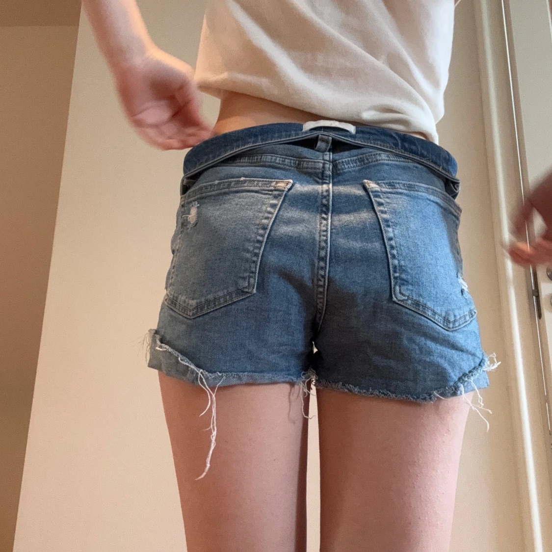 Blå slitna jeansshorts med fransar - 2