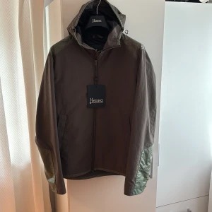 Herno Jacka  - Säljer en snygg och nästan helt oanvänd jacka från det exklusiva märket Herno. Säljer då den var lite för liten för mig. Storlek 50 och passar M/L. Nypris 6500!! Taggen är påhängd igen för att visa märket och medföljer alltså inte. 
