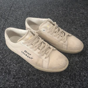 Saint Laurent skor  - Skor från saint laurent. Köpt från ambre clothing här på Plick och han köpte dom från trendseller. Använd 10 gånger max och är i bra skick. Kan gå ner i pris vid snabb affär. Box och påse medföljer.