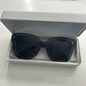 Svarta fyrkantiga solglasögon - Säljer dessa chimi solglasögon i modellen 08 färg ginger. Knappt använda och i nyskick💗