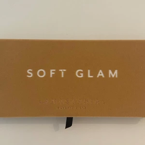 Anastasia Soft Glam ögonskuggspalett - Superfin ögonskuggspalett från Anastasia Beverly Hills med 14 nyanser i varma och neutrala toner, både matta och skimrande. Kommer i snygg sammetsförpackning och inkluderar spegel och dubbeländad borste. Äkta och helt oanvänd som ny. Nypris i butik: 649 kr 