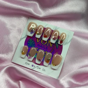 JuicyTips (S);Short Ballerina - Snygga gelé press-on naglar i nude med vit fransk tipp och färgglada 3D-fruktmotiv som jordgubbe, körsbär, apelsin och vindruvor. Naglarna har en kistformad design och kommer i storlek S: 15 mm, 11,5 mm, 12 mm, 11 mm, 9 mm. Perfekt för dig som vill ha en unik och lekfull look.