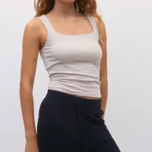 Beige linnetopp med fyrkantig ringning - Supersnygg beige linnetopp med breda axelband och fyrkantig ringning. Toppen är figurnära och har en stilren, minimalistisk look som passar perfekt till jeans eller kjol. Materialet är mjukt och stretchigt för extra komfort. Säljer en likadan i vit samma strl och allt man kan få båda för 99kr. Även denna är max använd 2 ggr gillar ej hur den sittee på mig. Nypris 159kr! LÅNAD BILD!