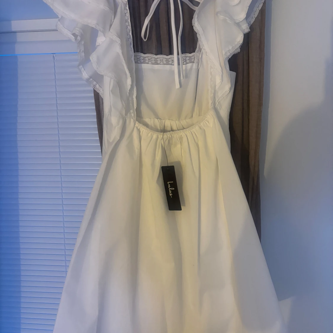 Vit kortklänning med volang från Lulus - 1