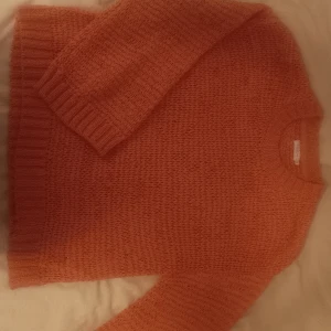 Rosa stickad tröja från Stockh LM - Säljer en snygg rosa stickad tröja från Stockh LM Studio i storlek M. Tröjan har en chunky struktur, rund halsringning och långa ärmar med breda ribbade muddar. man kan tyvärr inte se den rätta färgen på bilden, men det är en vädligt fin stark rosa färg som passar bra med det mesta, jag tipsar att kolla upp den på deras hemsida för en mer tydlig bild på färgen. Knappt använd 