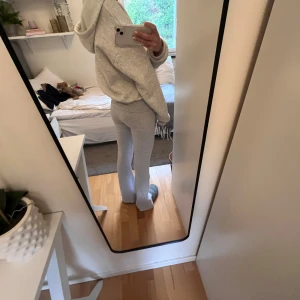 Grå yogapants från Brandy Melville - Supersnygga ljusgrå yogapants från Brandy Melville. Använt ett fåtal gånger 💖