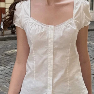Vit blus brandy melville - Jättesöt blus från brandy! One size men passar xs-m enligt mig! Använd fåtal gånger