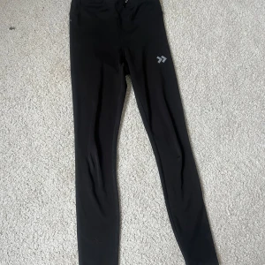 Svarta träningstights från lager 157.  - Svarta tights från lager 157 storlek XS. De är tighta och har en enkel design med en liten logga på låret. För små på mig så kan ej visa bild på. 