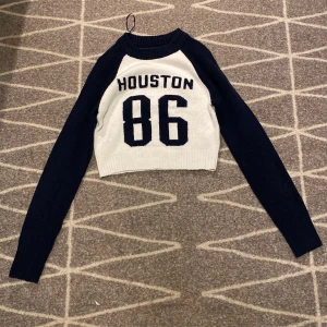 Stickad tröja💕 - Ny vit blå stickad tröja från new yorker i strl S💕 använd cirka 2 ggr🌺