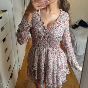 Blommig klänning med volang🌺🌸💐 - Supersöt blommig klänning från Zara🥹🥰 säljs inte längre, knappt använd 🥰🥰