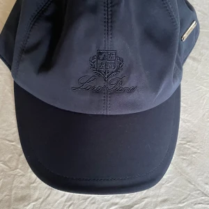 Keps - Säljer denna as snygga loro piana kepsen är perfekt för dig som söker en keps med lite extra. Kepsen är ett gott exempel på old money stilen. Har 2 st kepsar i lagret! OBS kepsen är Répłíĉ@. Hör av er om frågor Mvh Abbe.