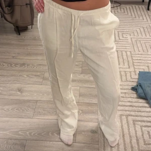 Vita lågmidjade linnebyxor från BikBok  - Säljer ett par vita lågmidjade linnebyxor från BikBok i storlek XS men passar även S och m. De är raka i modellen och tillverkade i ett tunt, luftigt linnematerial. Mycket bra skick