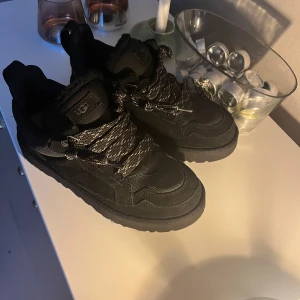 Nya uggs lowmels  - Säljer i princip helt nya ugg lowmels bara testats på, säljer då jag inte tyckte dom passade min stil, köpta för 2399 på merch Sweden, mitt pris 999 box medföljer ej då jag slängt den. Priset är en hugget i sten:)