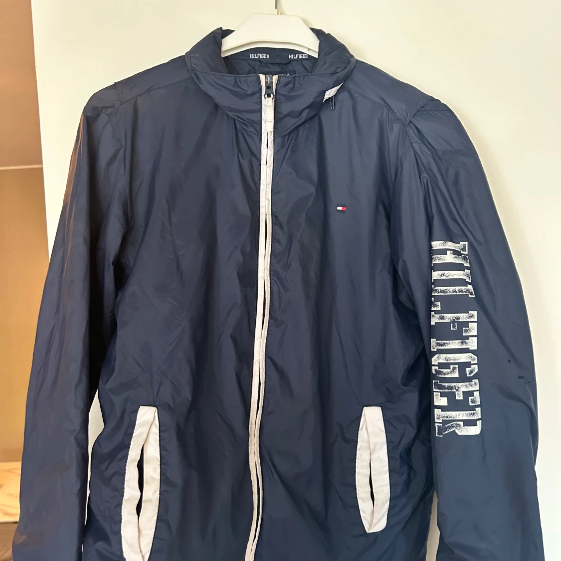 Mörkblå vindjacka Tommy Hilfiger - 2