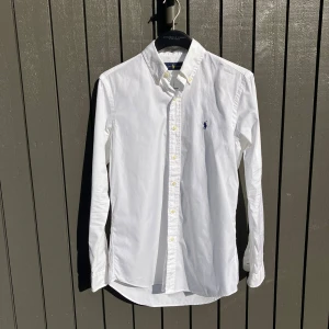Vit skjorta från Ralph Lauren S - Stilrene vit skjorta från Ralph Lauren! Har haft den i ca tre månader då jag endast har använt den vid 4 tillfällen. Inga defekter. Det är bara att skriva vid minsta fundering.🤗 Priset är inte hugget i sten. 