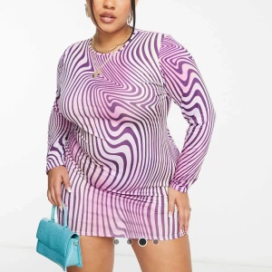 Lila och rosa mönstrad kortklänning - Säljer en supercool kortklänning från I Saw It First köpt på ASOS för ca 400kr med vågigt mönster i lila och rosa toner. I nytt skick, bara prislapp fattas. Storlek EU48/50 - UK20